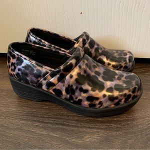 Safe T Step Comfort Clogs Womens Size 6 Cheetah Print